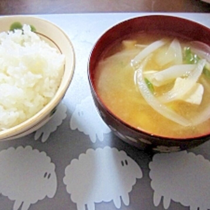 和朝食！玉ねぎ・豆腐・ワカメのお味噌汁